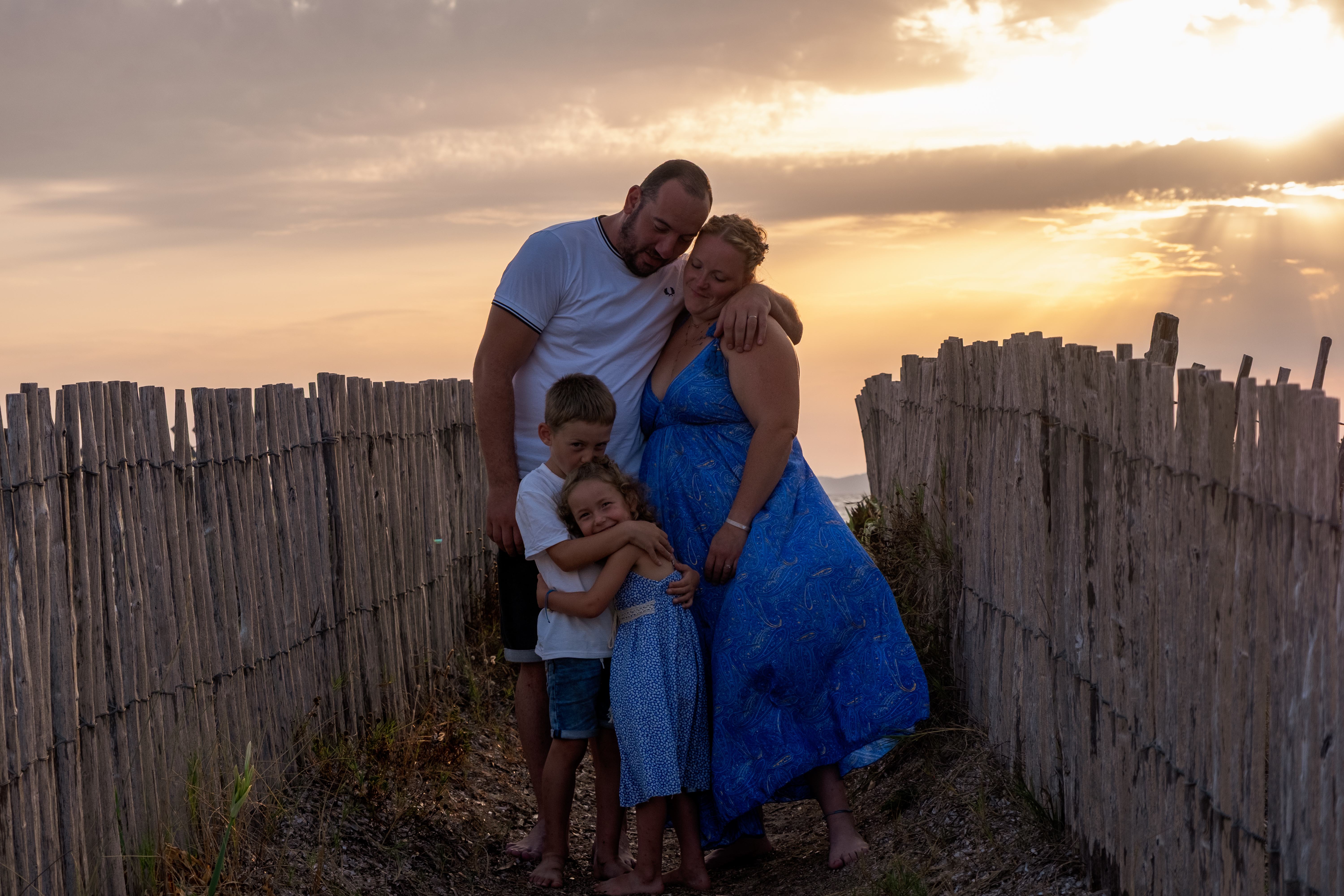 Famille réunie en extérieur à Hyères 20