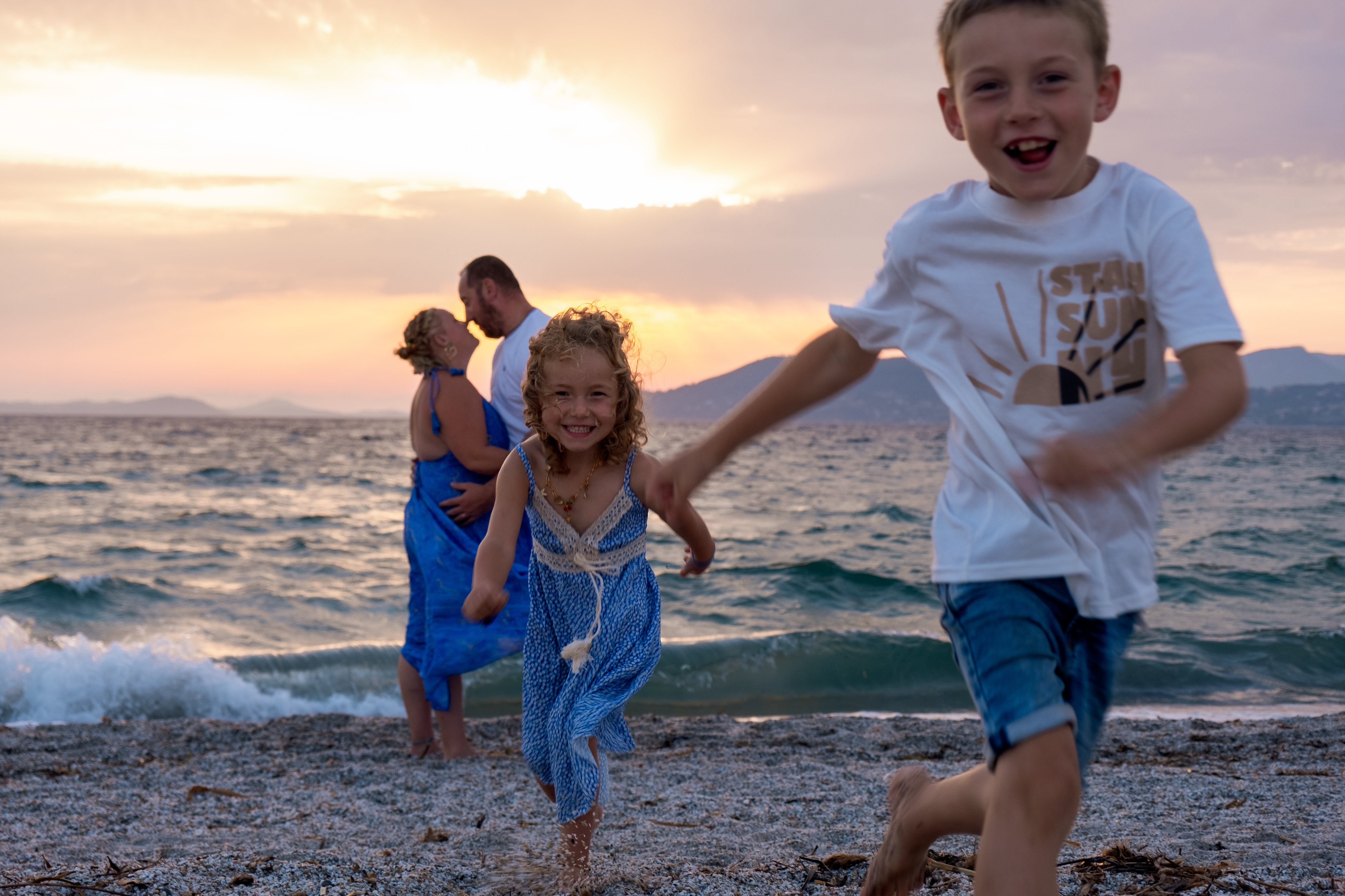 Famille réunie en extérieur à Hyères 25