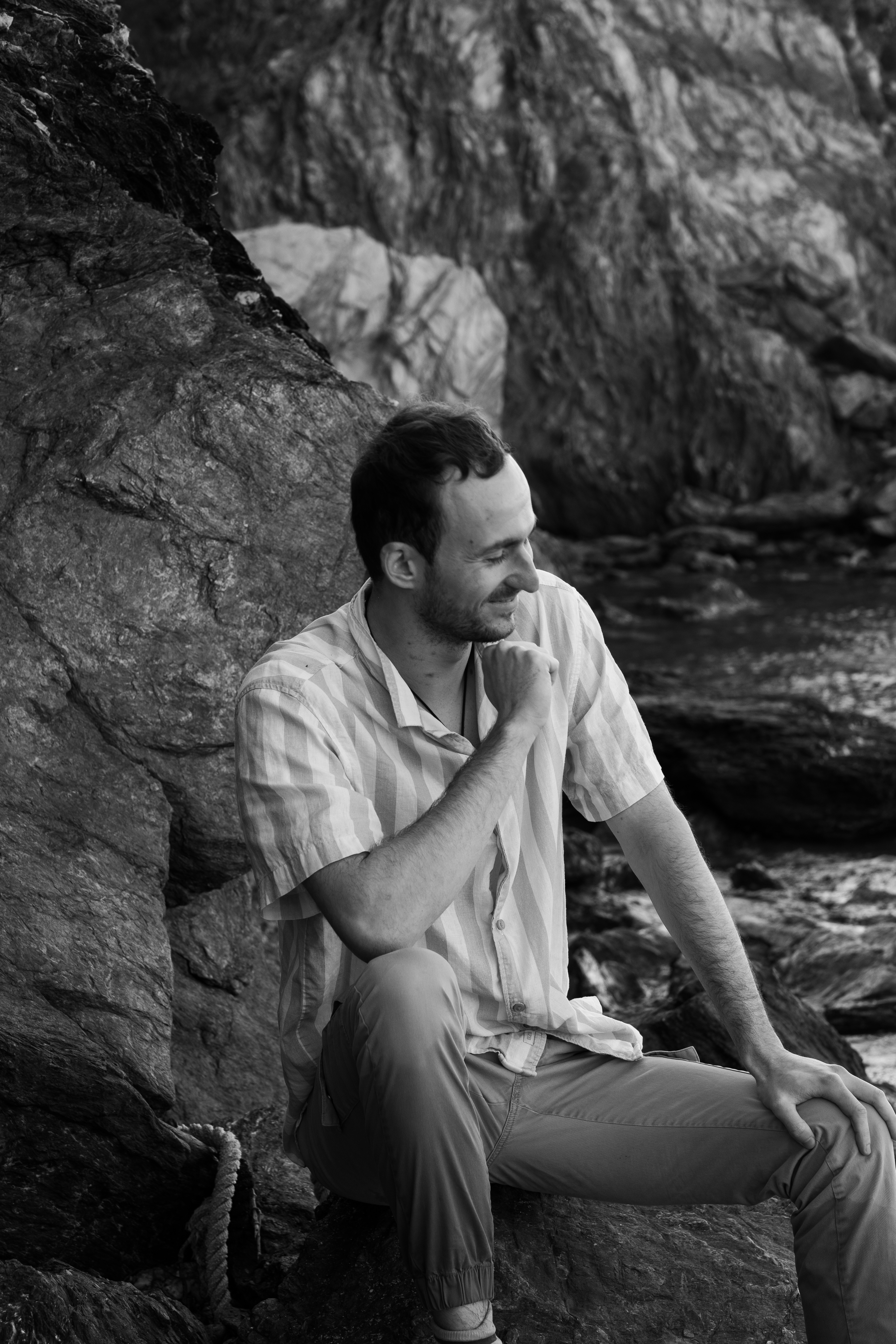 Portrait extérieur près de l'île de Giens, plage et mer